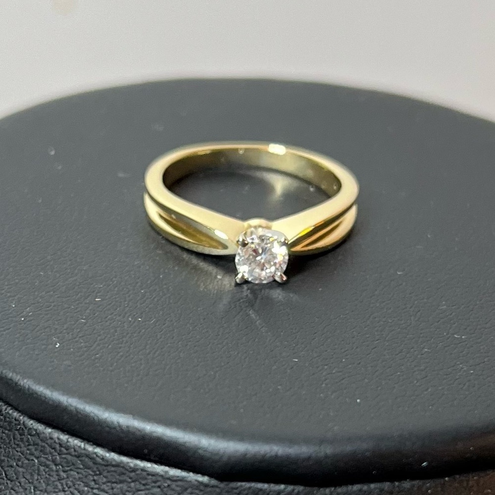 18k Gold Solitaire Diamond Engagement Ring. .25 carot S1 G; 3.5 grams. Size 4.5